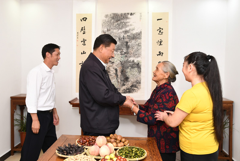 　　9月16日至18日，中共中央總書(shū)記、國(guó)家主席、中央軍委主席習(xí)近平在河南考察。這是16日下午，習(xí)近平在信陽(yáng)市新縣田鋪鄉(xiāng)田鋪大塆“老家寒舍”民宿店，同店主一家親切交談。 新華社記者 謝環(huán)馳 攝