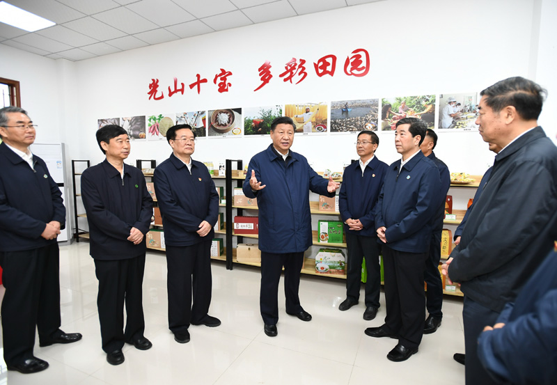 9月16日至18日，中共中央總書(shū)記、國(guó)家主席、中央軍委主席習(xí)近平在河南考察。這是17日上午，習(xí)近平在信陽(yáng)市光山縣文殊鄉(xiāng)東岳村文化接待中心，了解光山縣脫貧工作和中辦在光山縣扶貧工作情況。新華社記者 謝環(huán)馳 攝