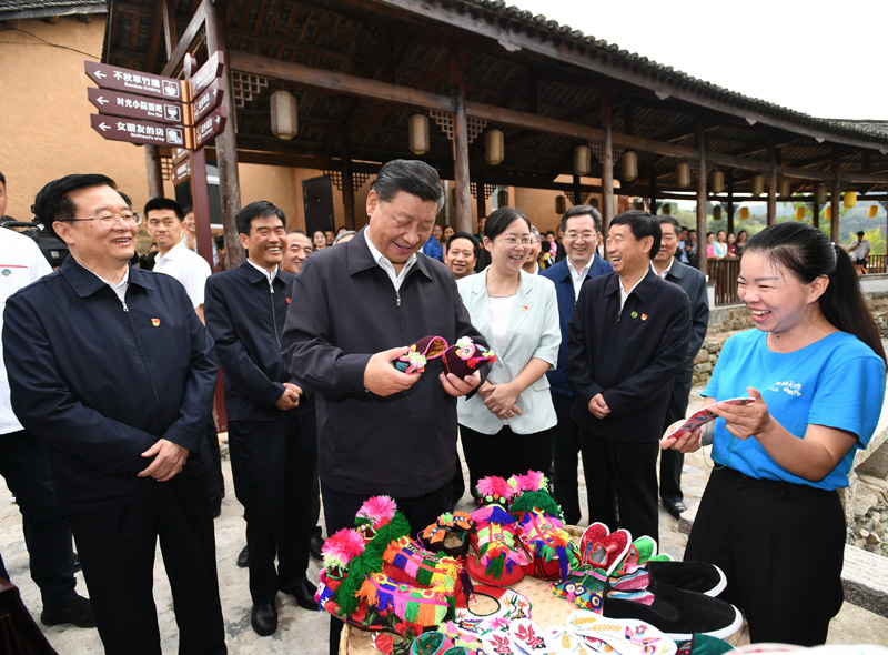 　　9月16日至18日，中共中央總書(shū)記、國(guó)家主席、中央軍委主席習(xí)近平在河南考察。這是16日下午，習(xí)近平在信陽(yáng)市新縣田鋪鄉(xiāng)田鋪大塆考察調(diào)研。 新華社記者 謝環(huán)馳 攝