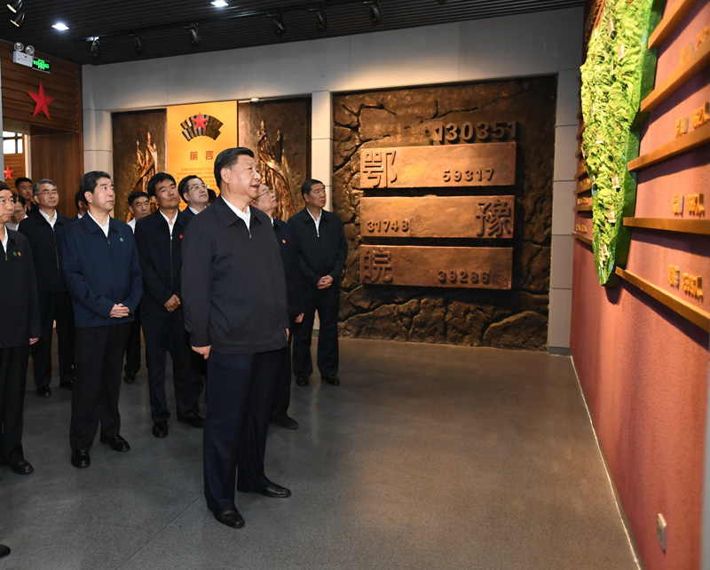 9月16日至18日，中共中央總書(shū)記、國(guó)家主席、中央軍委主席習(xí)近平在河南考察。這是16日下午，習(xí)近平來(lái)到位于信陽(yáng)市新縣的鄂豫皖蘇區(qū)首府烈士陵園，瞻仰革命烈士紀(jì)念堂。 新華社記者 謝環(huán)馳 攝