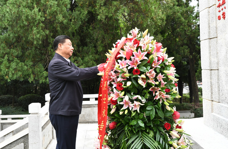 　　9月16日至18日，中共中央總書(shū)記、國(guó)家主席、中央軍委主席習(xí)近平在河南考察。這是16日下午，習(xí)近平來(lái)到位于信陽(yáng)市新縣的鄂豫皖蘇區(qū)首府烈士陵園，瞻仰革命烈士紀(jì)念碑，向革命先烈敬獻(xiàn)花籃。 新華社記者 謝環(huán)馳 攝
