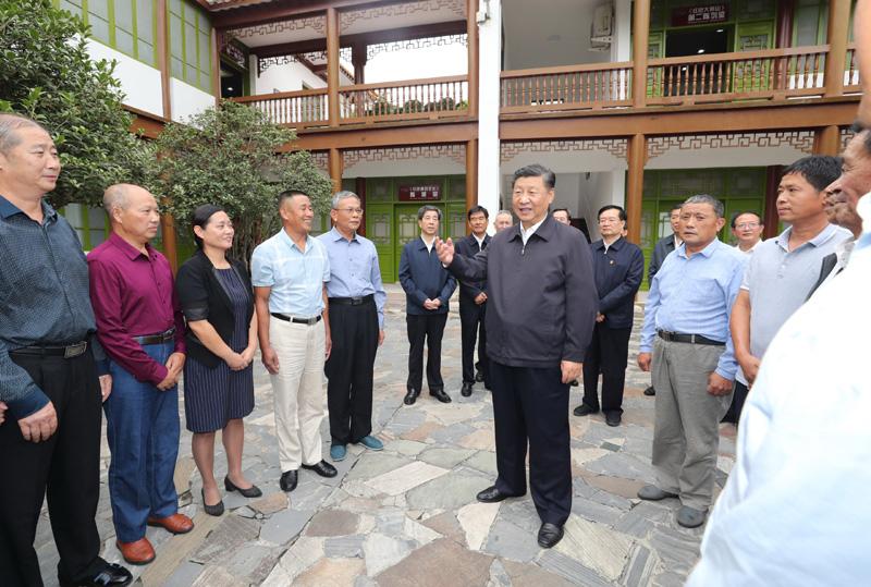 　　9月16日至18日，中共中央總書(shū)記、國(guó)家主席、中央軍委主席習(xí)近平在河南考察。這是16日下午，習(xí)近平在位于信陽(yáng)市新縣的鄂豫皖蘇區(qū)首府革命博物館，同當(dāng)?shù)丶t軍后代、革命烈士家屬代表親切交談。 新華社記者 鞠鵬 攝
