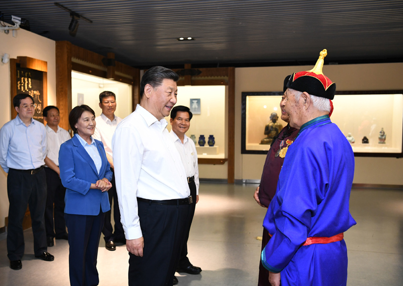 7月15日至16日，中共中央總書記、國家主席、中央軍委主席習(xí)近平在內(nèi)蒙古考察并指導(dǎo)開展“不忘初心、牢記使命”主題教育。這是15日上午，習(xí)近平在赤峰博物館同古典民族史詩《格薩（斯）爾》非物質(zhì)文化遺產(chǎn)傳承人親切交談。