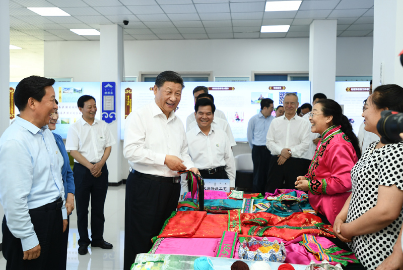 7月15日至16日，中共中央總書記、國家主席、中央軍委主席習(xí)近平在內(nèi)蒙古考察并指導(dǎo)開展“不忘初心、牢記使命”主題教育。這是15日上午，習(xí)近平在赤峰市松山區(qū)興安街道臨潢家園社區(qū)，同社區(qū)居民親切交流。