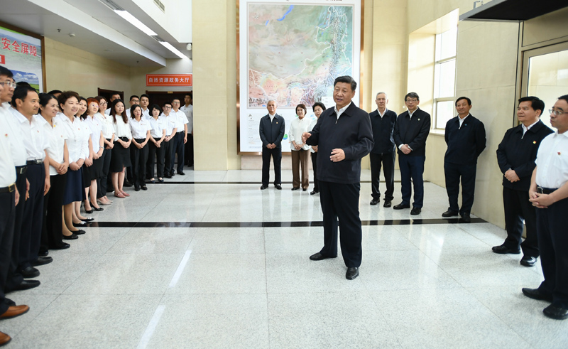 7月15日至16日，中共中央總書記、國家主席、中央軍委主席習(xí)近平在內(nèi)蒙古考察并指導(dǎo)開展“不忘初心、牢記使命”主題教育。這是16日上午，習(xí)近平到內(nèi)蒙古自治區(qū)自然資源廳，實地調(diào)研指導(dǎo)開展“不忘初心、牢記使命”主題教育。