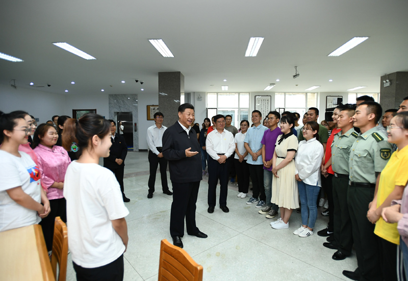 7月15日至16日，中共中央總書記、國家主席、中央軍委主席習(xí)近平在內(nèi)蒙古考察并指導(dǎo)開展“不忘初心、牢記使命”主題教育。這是16日上午，習(xí)近平在內(nèi)蒙古大學(xué)圖書館同學(xué)生們親切交談，勉勵他們志存高遠、腳踏實地、發(fā)奮圖強。