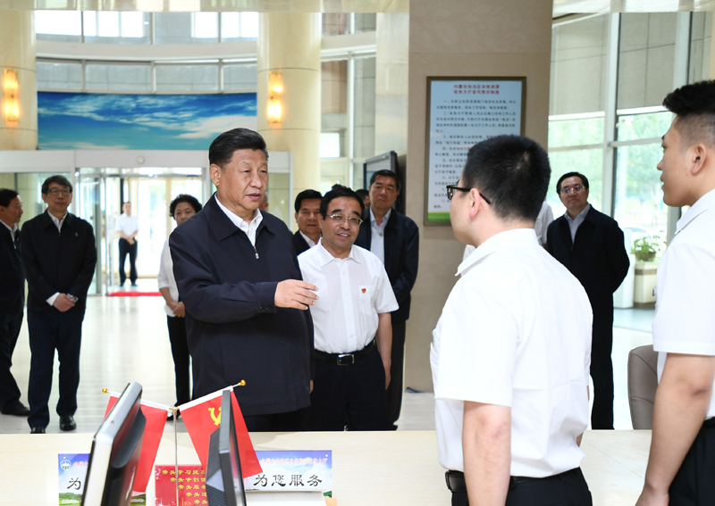 7月15日至16日，中共中央總書記、國家主席、中央軍委主席習(xí)近平在內(nèi)蒙古考察并指導(dǎo)開展“不忘初心、牢記使命”主題教育。這是16日上午，習(xí)近平在內(nèi)蒙古自治區(qū)自然資源廳自然資源政務(wù)大廳同工作人員交談，了解開展主題教育和落實便捷高效政務(wù)服務(wù)等情況。