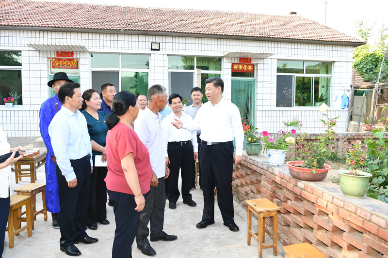 7月15日至16日，中共中央總書記、國家主席、中央軍委主席習(xí)近平在內(nèi)蒙古考察并指導(dǎo)開展“不忘初心、牢記使命”主題教育。這是15日下午，習(xí)近平在赤峰市喀喇沁旗河南街道馬鞍山村村民張國利家，同基層干部群眾代表親切交流。