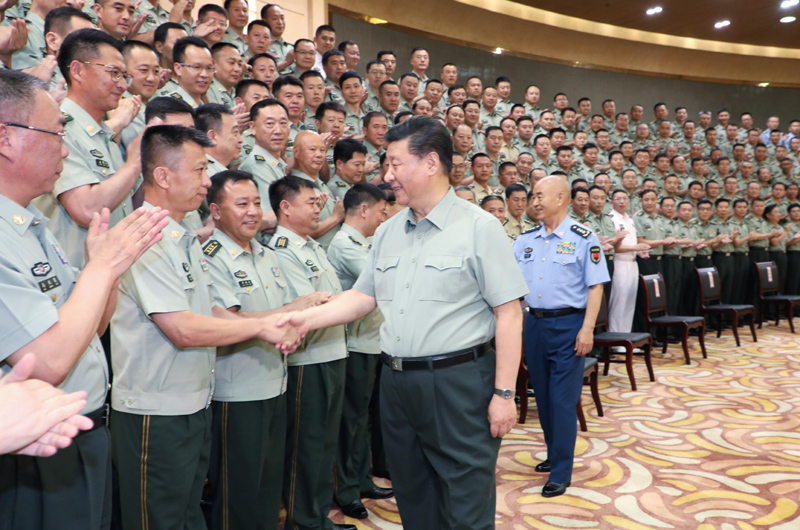 7月15日至16日，中共中央總書記、國家主席、中央軍委主席習(xí)近平在內(nèi)蒙古考察并指導(dǎo)開展“不忘初心、牢記使命”主題教育。這是16日上午，習(xí)近平在呼和浩特親切接見駐內(nèi)蒙古部隊副師職以上領(lǐng)導(dǎo)干部和團級單位主官，代表黨中央和中央軍委向駐內(nèi)蒙古部隊全體官兵致以誠摯問候。