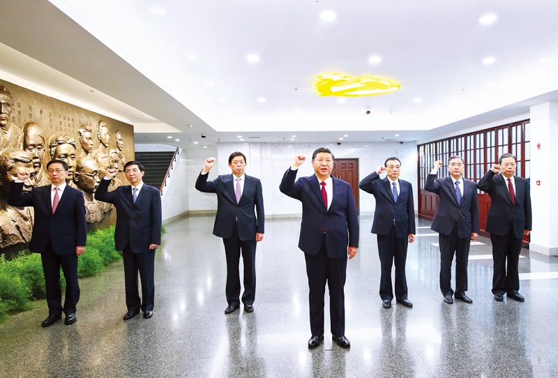 　2017年10月31日，中共中央總書記、國家主席、中央軍委主席習(xí)近平帶領(lǐng)中共中央政治局常委李克強(qiáng)、栗戰(zhàn)書、汪洋、王滬寧、趙樂際、韓正，瞻仰上海中共一大會址和浙江嘉興南湖紅船。這是31日上午，在上海中共一大會址紀(jì)念館，習(xí)近平帶領(lǐng)其他中共中央政治局常委同志一起重溫入黨誓詞。 新華社記者 蘭紅光/攝