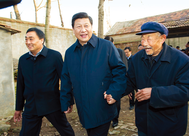 　2013年11月24日至28日，中共中央總書記、國家主席、中央軍委主席習(xí)近平在山東考察。 這是25日下午，習(xí)近平在地處沂蒙老區(qū)的臨沭縣曹莊鎮(zhèn)朱村親切地拉著83歲的“老支前”王克昌的手去他家看望。 新華社記者 謝環(huán)馳/攝