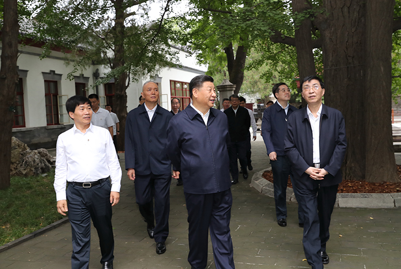 9月12日，中共中央總書(shū)記、國(guó)家主席、中央軍委主席習(xí)近平視察中共中央北京香山革命紀(jì)念地。這是習(xí)近平瞻仰雙清別墅。
