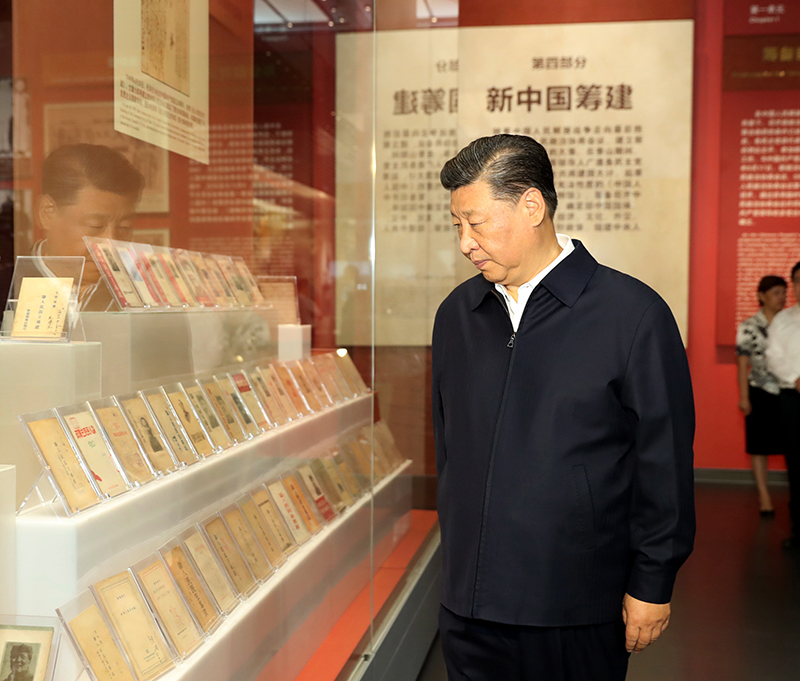 9月12日，中共中央總書(shū)記、國(guó)家主席、中央軍委主席習(xí)近平視察中共中央北京香山革命紀(jì)念地。這是習(xí)近平在香山革命紀(jì)念館參觀《為新中國(guó)奠基》主題展覽。