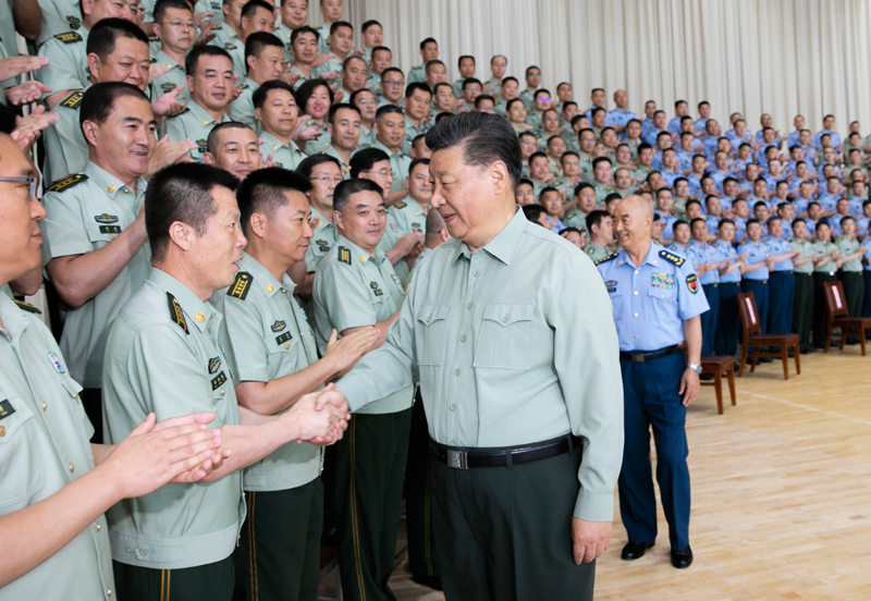 8月22日，中共中央總書記、國家主席、中央軍委主席習近平到空軍某基地視察。這是習近平親切接見駐甘肅部隊副師職以上領導干部和團級單位主官。