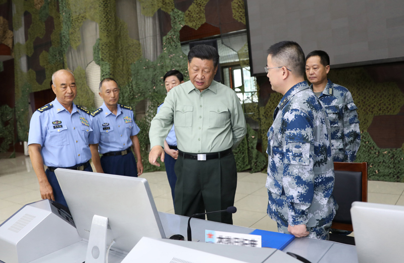 8月22日，中共中央總書記、國家主席、中央軍委主席習近平到空軍某基地視察。這是習近平察看基地作戰(zhàn)指揮中心，了解戰(zhàn)備值班和訓練情況。