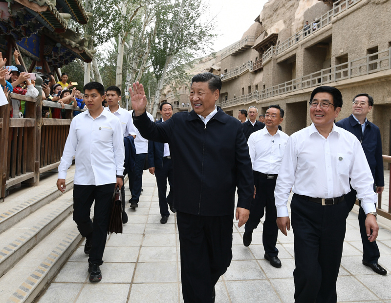 8月19日至22日，中共中央總書記、國家主席、中央軍委主席習近平在甘肅考察。這是19日下午，習近平在敦煌莫高窟考察調(diào)研時，向正在參觀的游客親切招手致意。