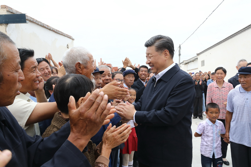 8月19日至22日，中共中央總書記、國家主席、中央軍委主席習近平在甘肅考察。這是21日上午，習近平在武威市古浪縣黃花灘生態(tài)移民區(qū)富民新村同村民親切交談。