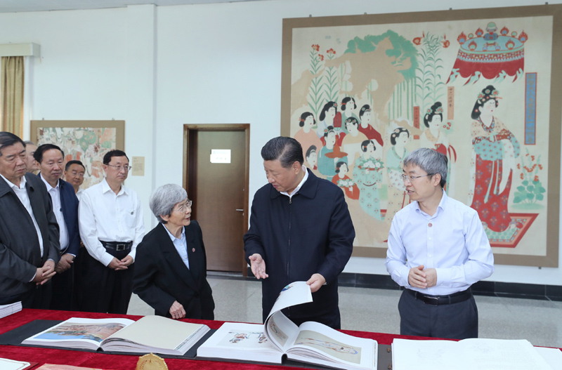 8月19日至22日，中共中央總書記、國家主席、中央軍委主席習近平在甘肅考察。這是19日下午，習近平在敦煌研究院察看珍藏文物和學術(shù)成果展示，了解文物保護和研究、弘揚優(yōu)秀歷史文化情況。