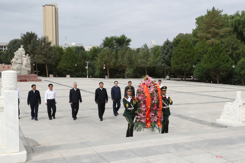 8月19日至22日，中共中央總書記、國家主席、中央軍委主席習近平在甘肅考察。這是20日上午，習近平來到張掖市高臺縣，瞻仰中國工農(nóng)紅軍西路軍紀念碑，向革命先烈敬獻花籃。