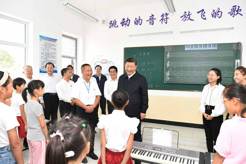 8月19日至22日，中共中央總書記、國家主席、中央軍委主席習近平在甘肅考察。這是21日上午，習近平在武威市古浪縣黃花灘生態(tài)移民區(qū)富民新村富民小學的音樂教室，認真觀看正在進行的音樂課教學。