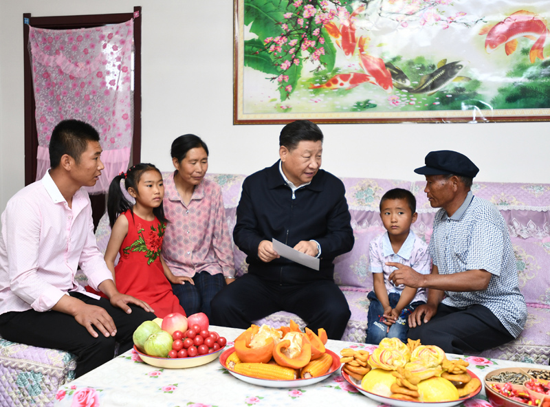8月19日至22日，中共中央總書記、國家主席、中央軍委主席習近平在甘肅考察。這是21日上午，習近平在武威市古浪縣黃花灘生態(tài)移民區(qū)富民新村村民李應(yīng)川家，同李應(yīng)川一家拉家常。