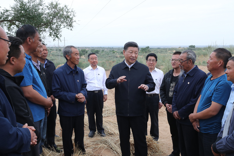 8月19日至22日，中共中央總書記、國家主席、中央軍委主席習近平在甘肅考察。這是21日上午，習近平在武威市古浪縣八步沙林場同“六老漢”代表及林場職工親切交談。