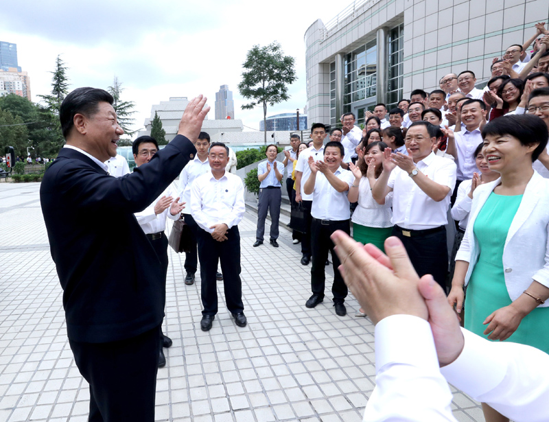 8月19日至22日，中共中央總書記、國家主席、中央軍委主席習近平在甘肅考察。這是21日下午，習近平在讀者出版集團有限公司同工作人員親切交談。