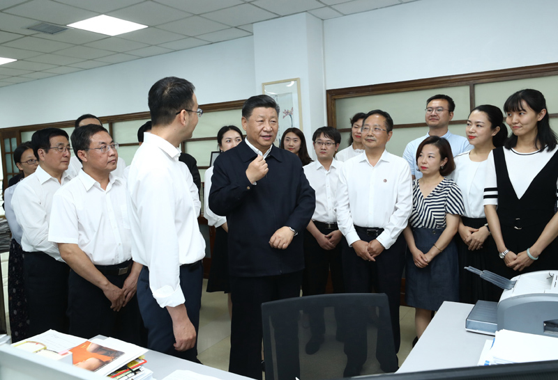8月19日至22日，中共中央總書記、國家主席、中央軍委主席習近平在甘肅考察。這是21日下午，習近平在《讀者》編輯部同工作人員交流，勉勵他們?yōu)槿嗣裉峁└鄡?yōu)秀精神食糧。