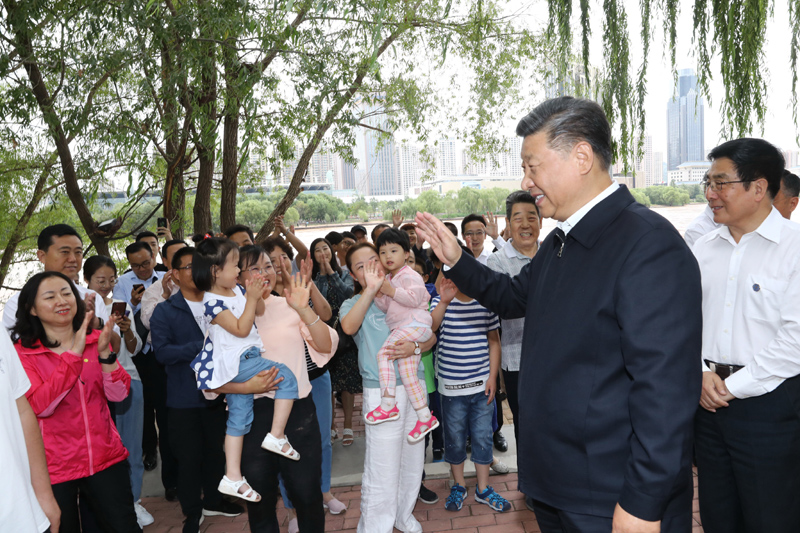 8月19日至22日，中共中央總書記、國家主席、中央軍委主席習近平在甘肅考察。這是21日下午，習近平在蘭州市黃河治理蘭鐵泵站項目點同正在休閑的群眾親切交談。