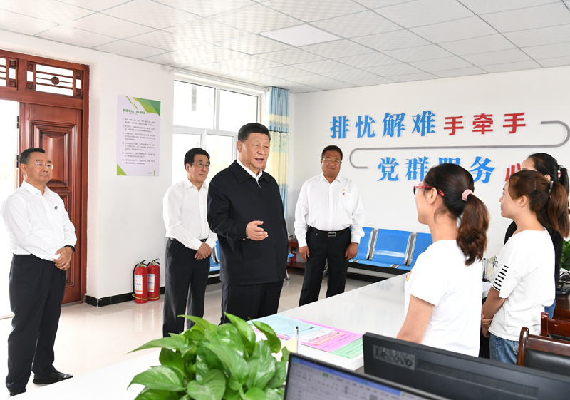 8月19日至22日，中共中央總書記、國家主席、中央軍委主席習近平在甘肅考察。這是21日上午，習近平在武威市古浪縣黃花灘生態(tài)移民區(qū)富民新村黨群服務(wù)中心考察。